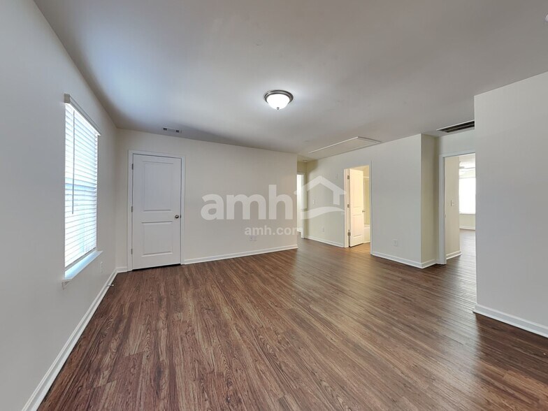 Building Photo - 307 Camp dr