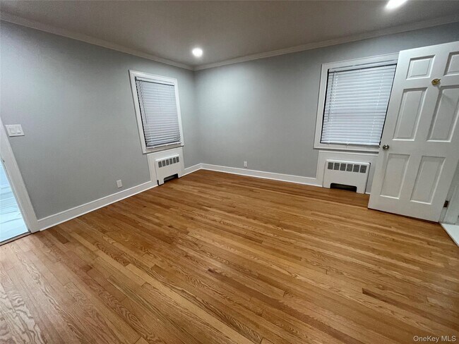 Building Photo - 411 E Walnut St