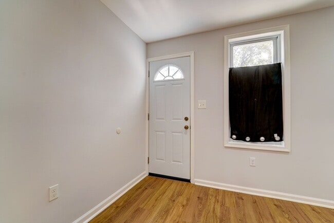 Building Photo - Beautifully Updated Townhome in Prime Loca...