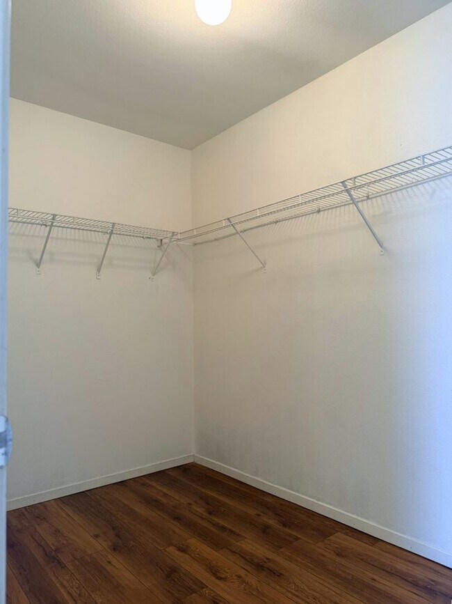 Building Photo - Don’t Miss Out on this 3/2.5 home