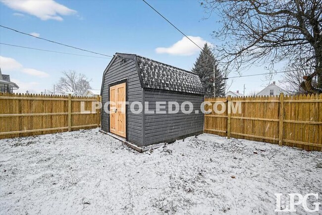 Building Photo - 2025 Caledonia St