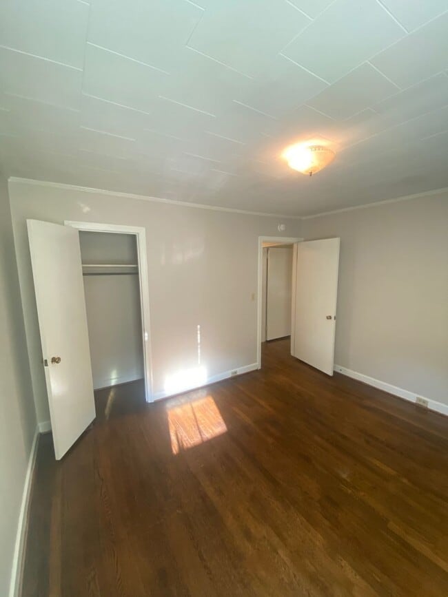 Building Photo - Nice 2 bedroom 1 bathroom home very close ...