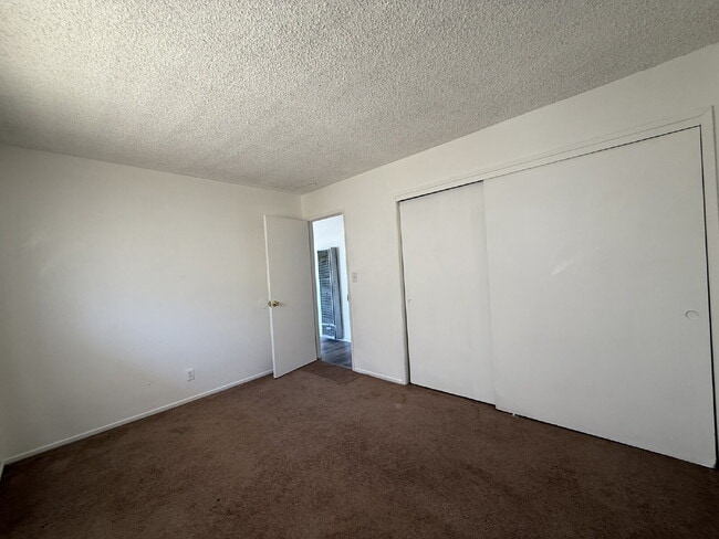Building Photo - 2 bed 1 bath with a garage BHCRENT.COM