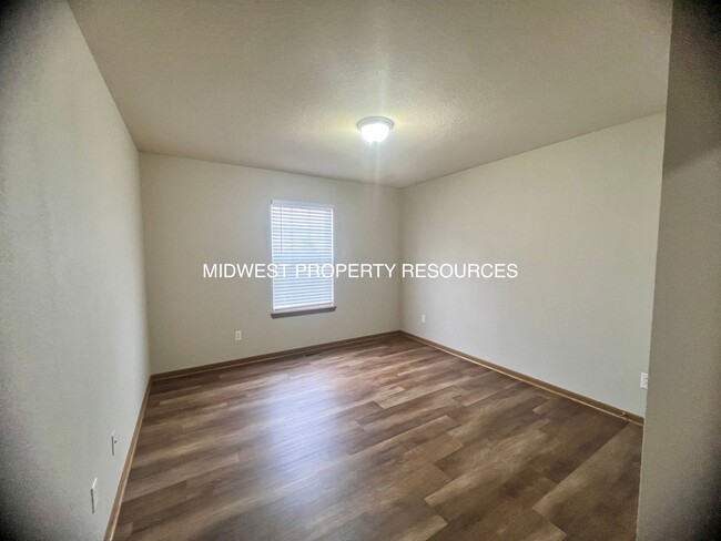 Building Photo - Spacious 3 Bedroom, 2 Bath Townhome availa...