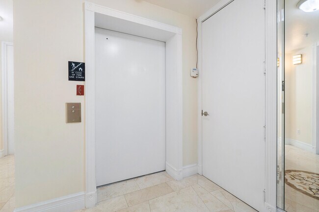 Building Photo - 201 S Narcissus Ave