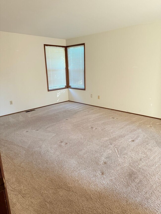 Building Photo - Elegant Bellevue Home for rent