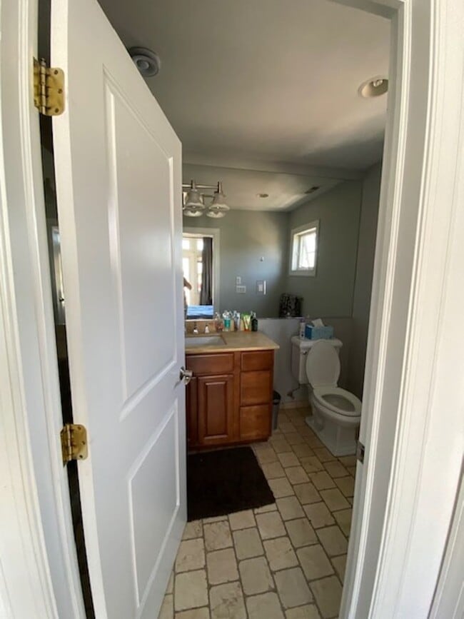 Building Photo - Three Bedroom 3.5 baths Townhouse for Rent...