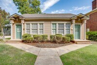Building Photo - 1622 Mistletoe Blvd
