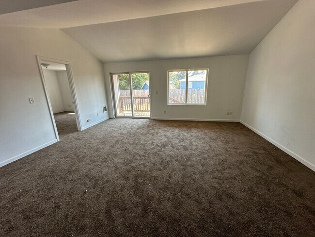 Building Photo - Single Level 3 Bedroom 2 Bath Unit With Ne...