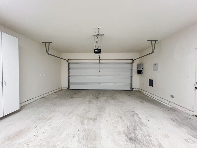 Building Photo - 29 Palms Home with Solar