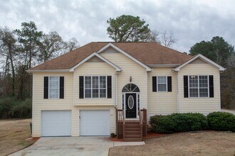 Building Photo - Beautiful 3BR / 3BA Split Level with Flexible Living Space!