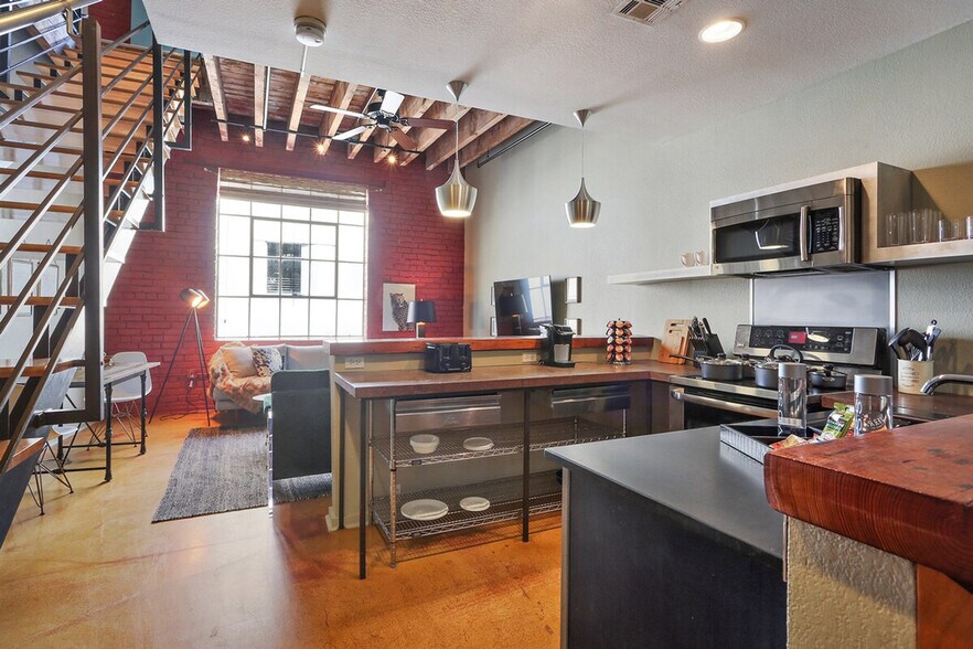 Building Photo - 1041 Constance St