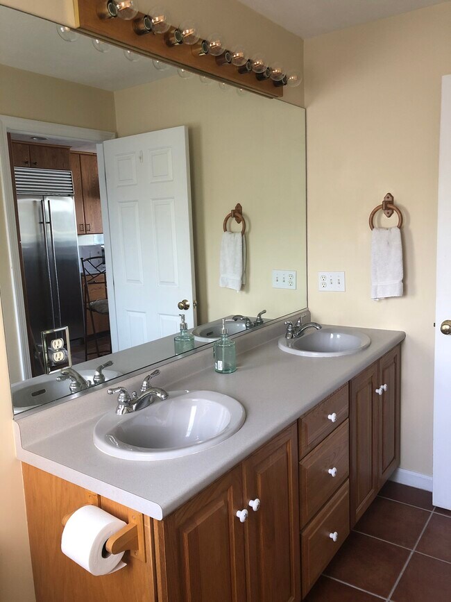 Building Photo - 22 Cove St