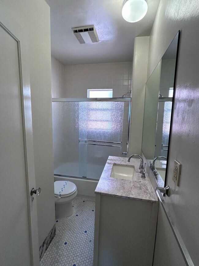 Building Photo - CM530L