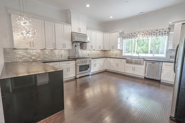 Building Photo - Woodland Hills Single Story 3 Bedroom Home...