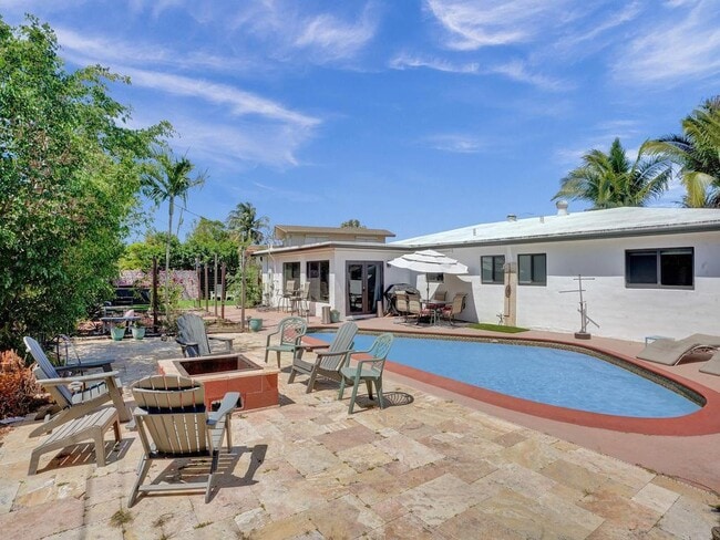 Building Photo - 2099 NE 4th Ct