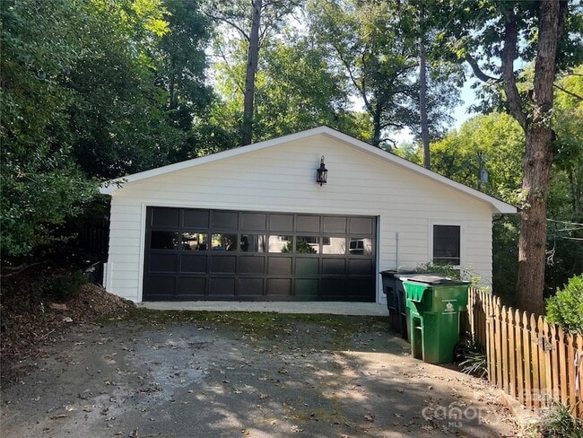 Building Photo - 6611 Lancer Dr