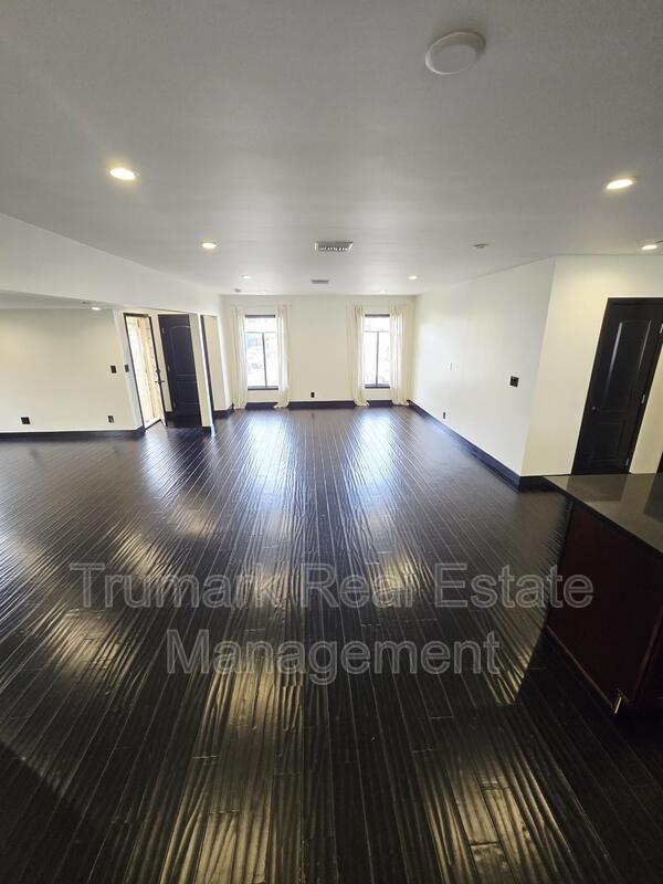 Building Photo - 12426 Moorpark St