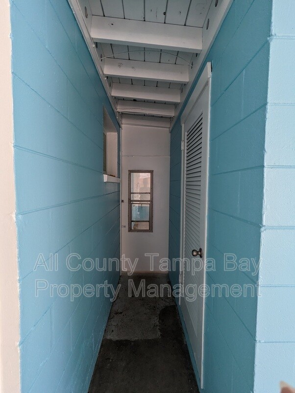 Building Photo - 6021 W Hanna Ave