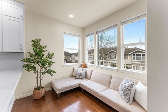 Building Photo - Spacious Townhome in Bellevue College Neig...