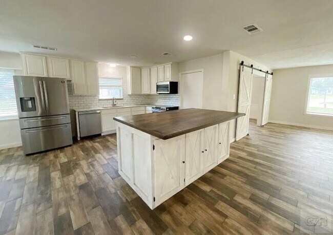 Building Photo - 443 Bayou View Dr