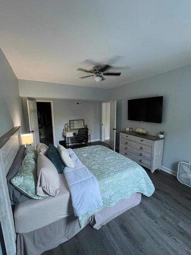 Building Photo - 5009 El Molino Dr