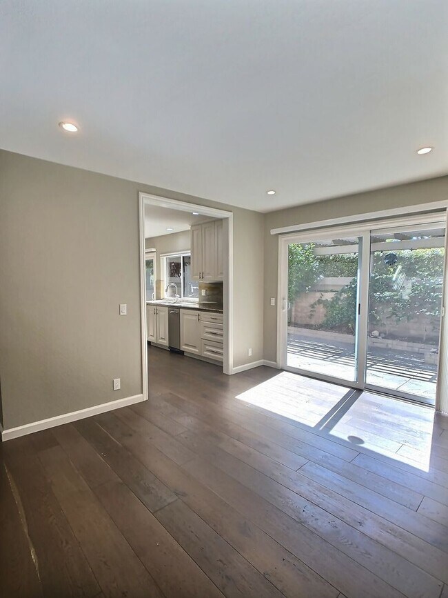 Building Photo - Dry Creek Village Townhouse!