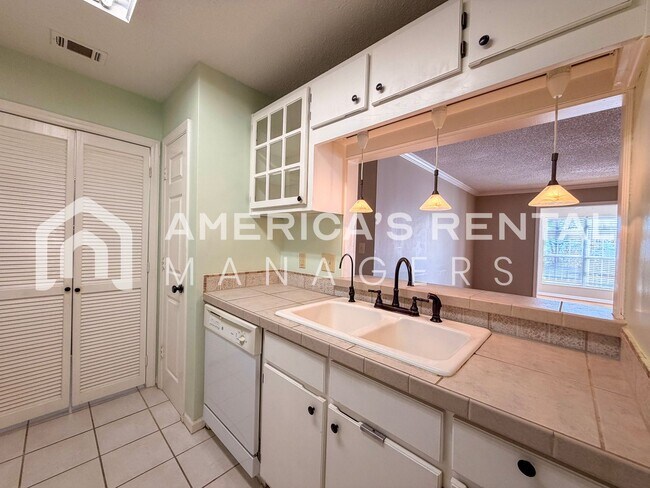 Building Photo - Inverness Area Living: Utilities Included plus Pool Access