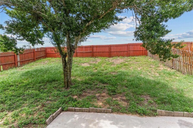 Building Photo - 421 Rollins Dr