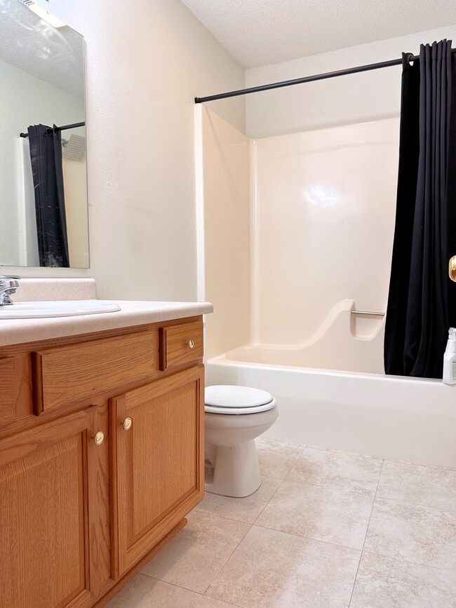 Upstairs Bathroom - 2302 Catskill Ct