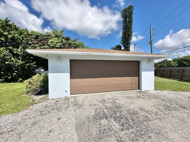 Building Photo - ** CENTRAL NAPLES **4 BED / 2 BATH ** POOL**PETS OK**ANNUAL RENTAL**