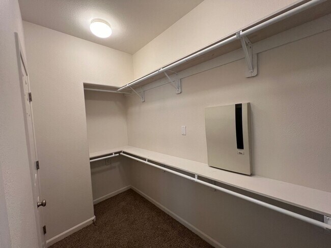 Building Photo - 5 bedroom home located in Sylvan School District!