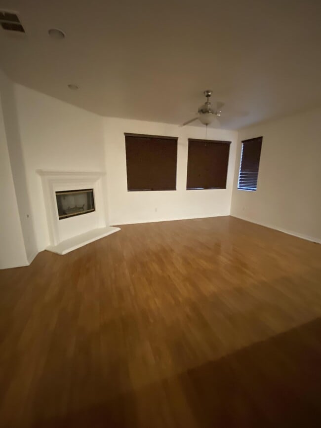 Building Photo - 4350 Club Vista Dr