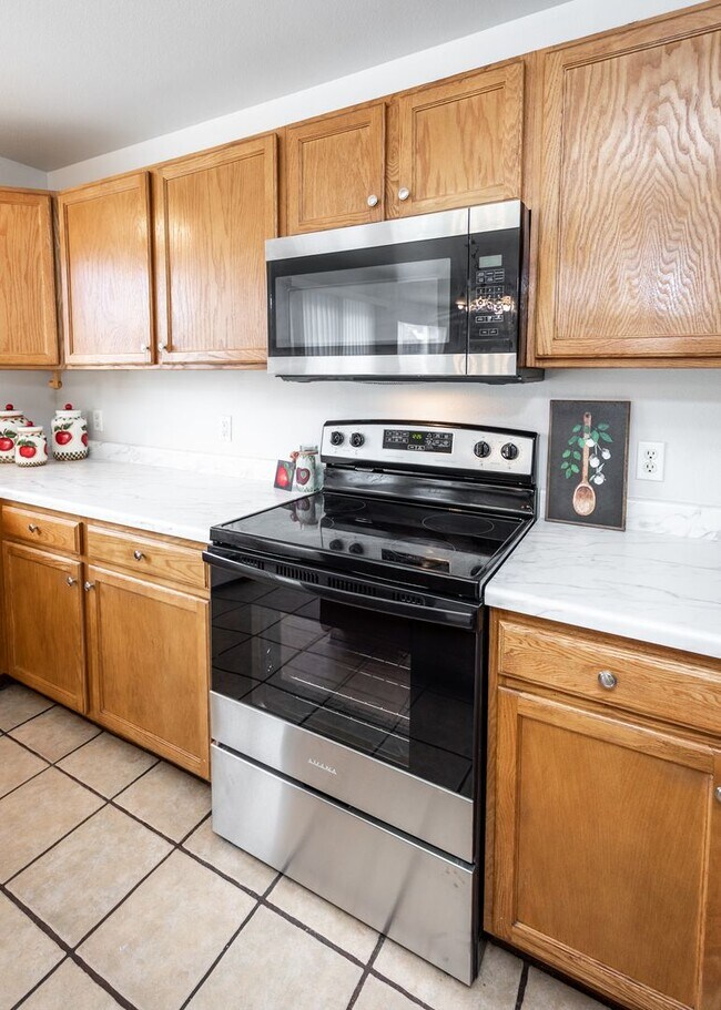 Building Photo - Newly Updated 4 Bed Home Centrally Located