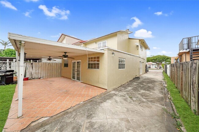 Building Photo - 1054 SW 124th Ct