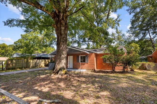 Building Photo - Beautiful 3 Bedroom 2 Bathroom