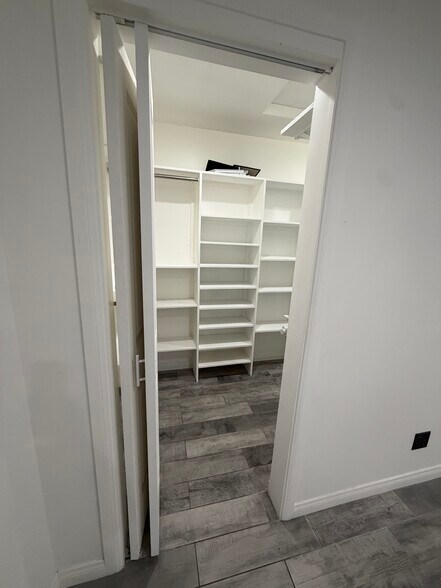 Building Photo - 2207 S Burnside Ave