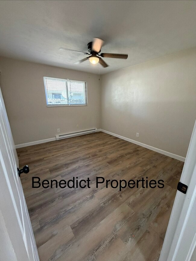 Building Photo - Maple St