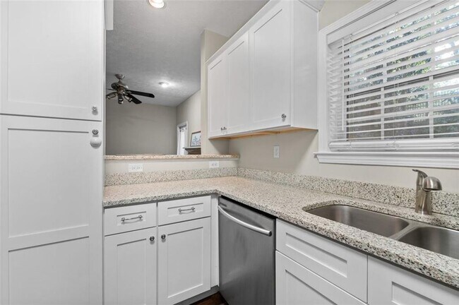 Building Photo - 2680 Pine Tree Rd NE