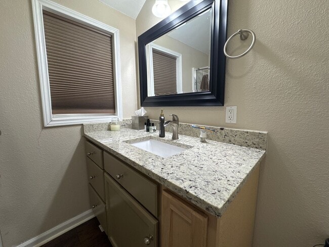 Building Photo - Updated 1 Bed 1 Bath Home - CLOSE TO DENTO...