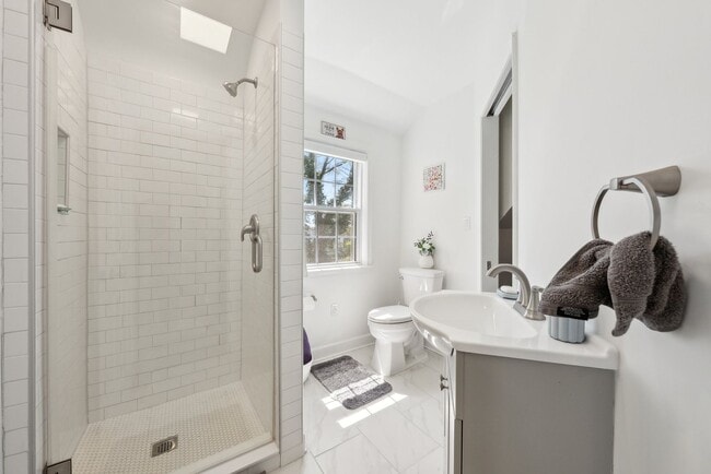 Building Photo - Spacious & Renovated Rental Home on Oversi...