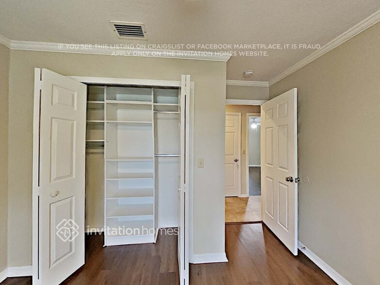 Building Photo - 622 S Sweetwater Blvd