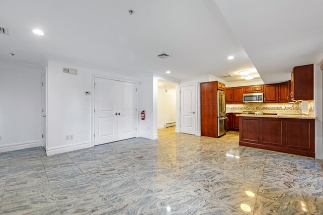 Building Photo - 2132 Linwood Ave