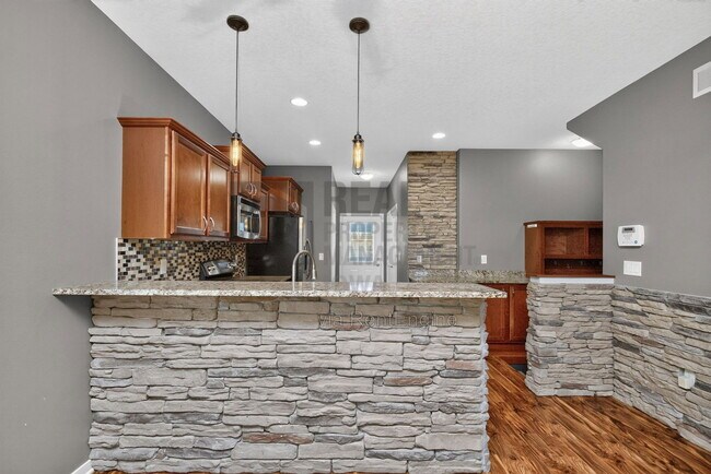 Building Photo - 1651 SW Arlan Dr