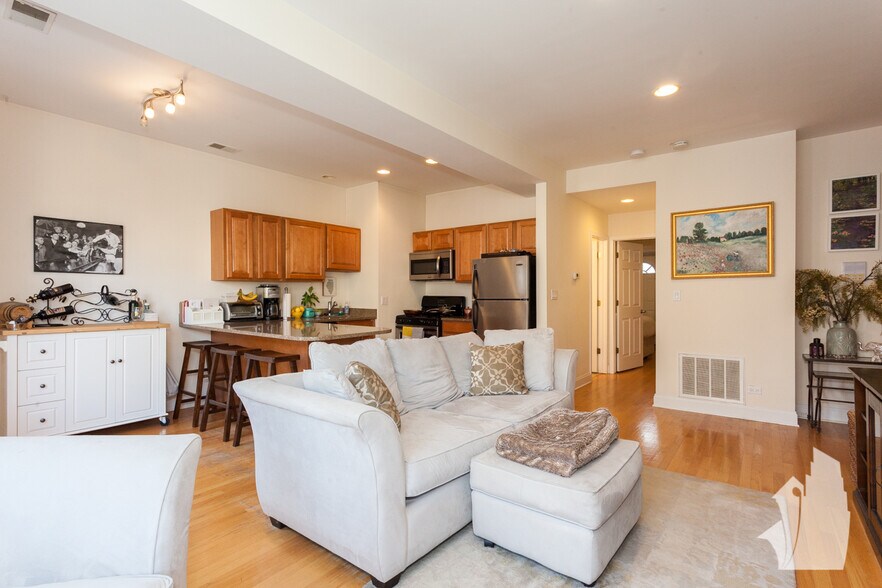 Building Photo - 3750 N Wilton Ave