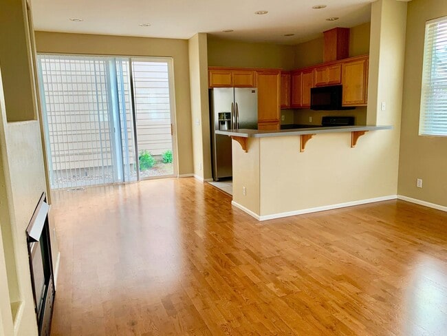 Building Photo - Beautiful 3 bed 2.5 bath Home with 2 car garage