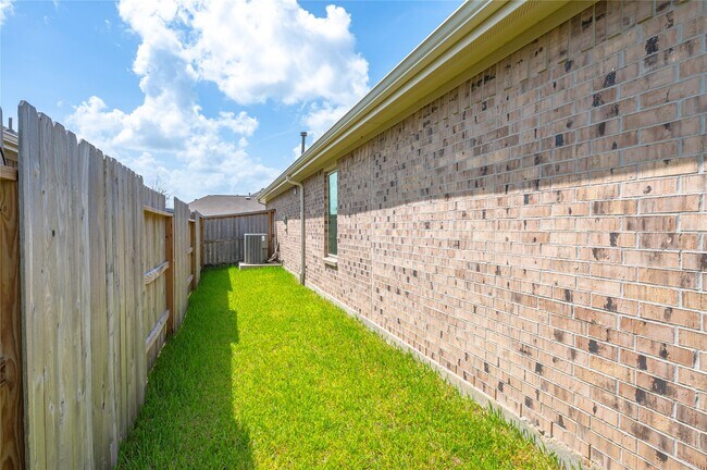 Building Photo - 2805 Fountain Wds Dr