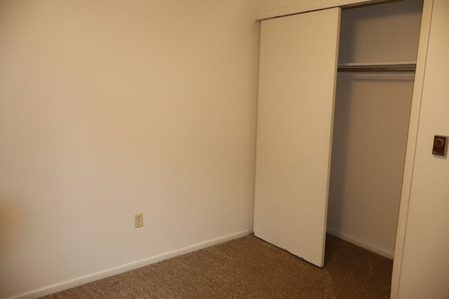 Building Photo - Charming Garden-Level Condo in the Heart o...