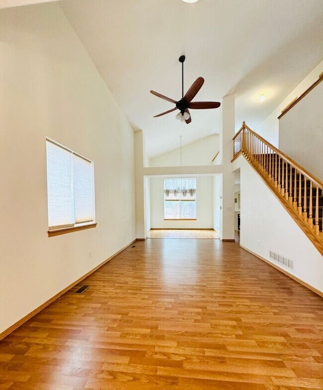 Building Photo - Gorgeous 5 Bedroom 3.5 Bath House with 3 c...