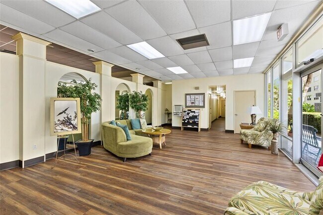 Building Photo - 4550 Cove Cir